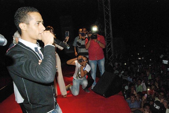  محمد رمضان يغني على المسرح