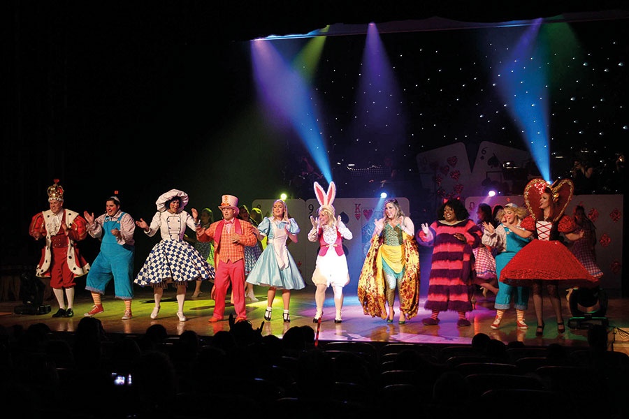 النجوم وأطفالهم في عرض Alice in wonderland