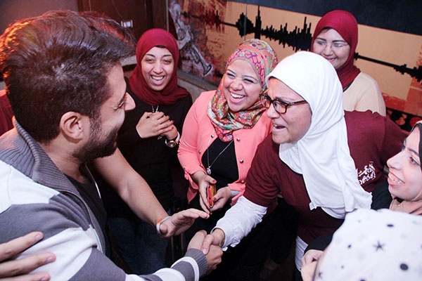 أصدقاء محمد حماقي يفاجئونه وهو يفاجئ الألتراس