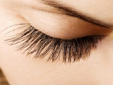 البصل واللبن لرموش كثيفة!