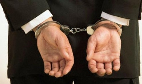 دجال على إحدى القنوات الفضائية يزعم أنه يحلّ مشاكل النساء الزوجية، فيمارس معهنّ الرذيلة... إليكم التفاصيل