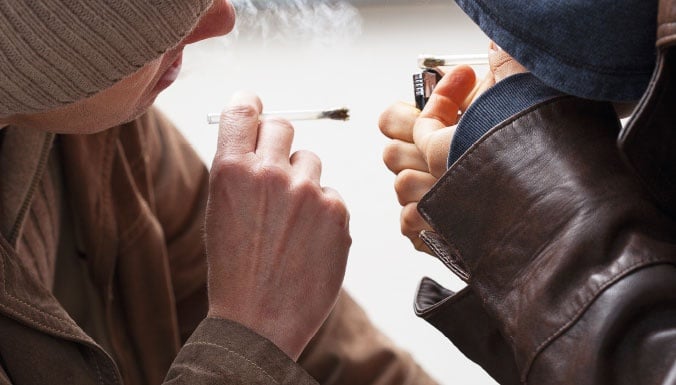 كثر يعتبرونها مجرد سيجارة عابرة 43 في المئة من إجمالي المدمنين في السعودية... متعاطو حشيش