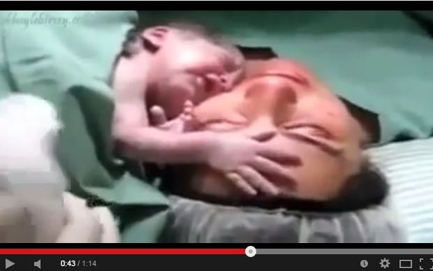 بالفيديو- بعد خروجه من رحمها، هذا الطفل يرفض الابتعاد عن أمه!