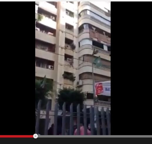 بالفيديو- فتاة اثيوبية ترمي نفسها من الطبقة الرابعة!