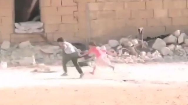 فيديو مؤثّر- طفل سوري بطل ينقذ شقيقته رغم الرصاص