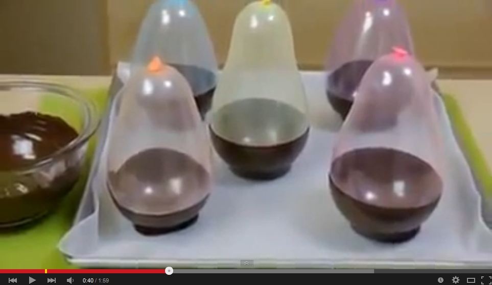 بالفيديو - إلى سيدات البيوت- أسهل وأسرع طريقة لتنفيذ أكواب من الشوكولا!