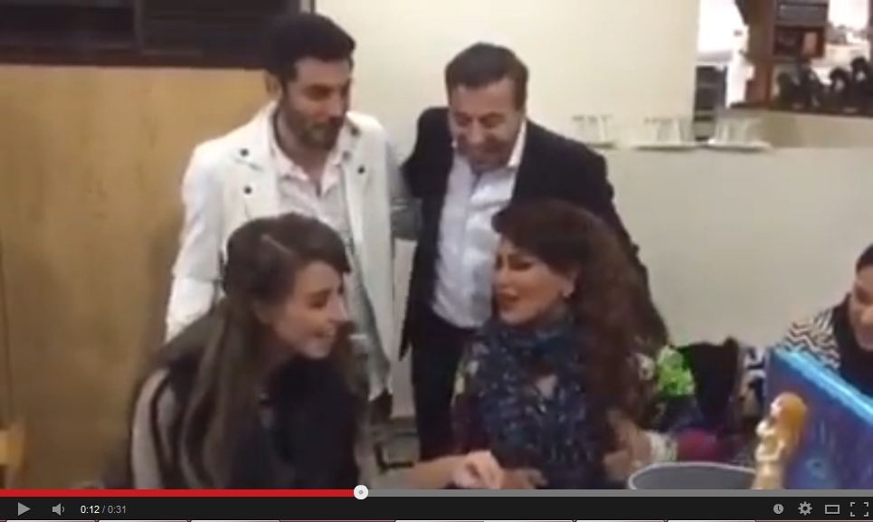 بالصور والفيديو- لها في عيد زواج أنابيللا هلال ونادر صعب وأحلام تعترض على قالب الحلوى