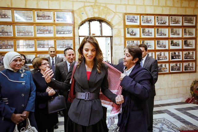 جلالة الملكة رانيا العبدالله خلال جولة على معرض للمنتوجات المحلية الشعبية والتراثية لمدينة السلط