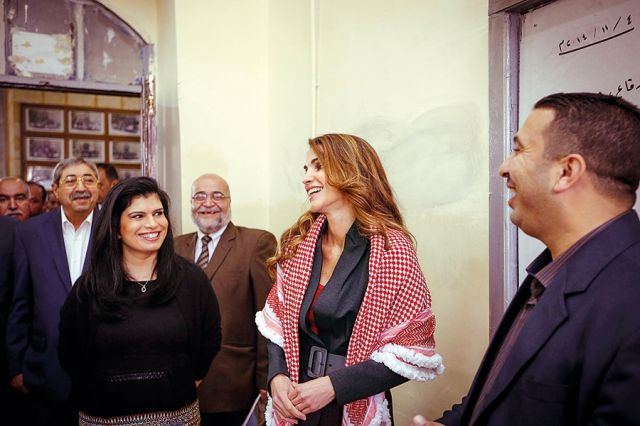 جلالة الملكة رانيا العبدالله خلال زيارة إلى مدرسة السلط الثانوية للبنين حيث وضعت حجر الأساس للمرحلة الرابعة من تطوير المدرسة