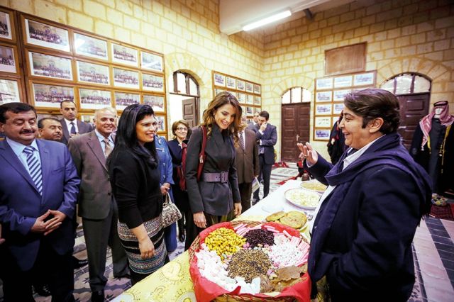 جلالة الملكة رانيا العبدالله خلال جولة على معرض للمنتوجات المحلية الشعبية والتراثية لمدينة السلط