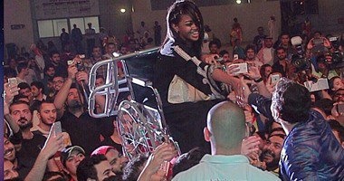 بالفيديو- فتاة من ذوي الاحتياجات الخاصة تجبر تامر حسني على ترك المسرح