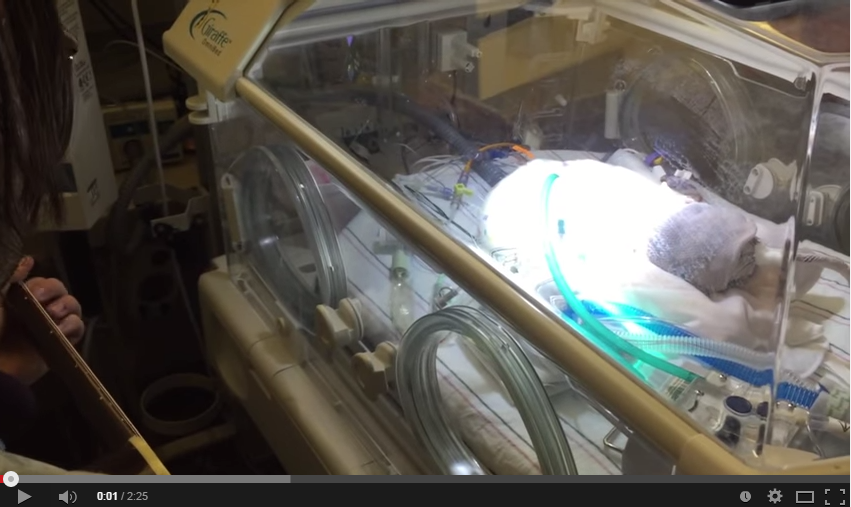 بالفيديو- قبل أن يفارق طفله الحياة شاهدوا ماذا فعل هذا الأب...