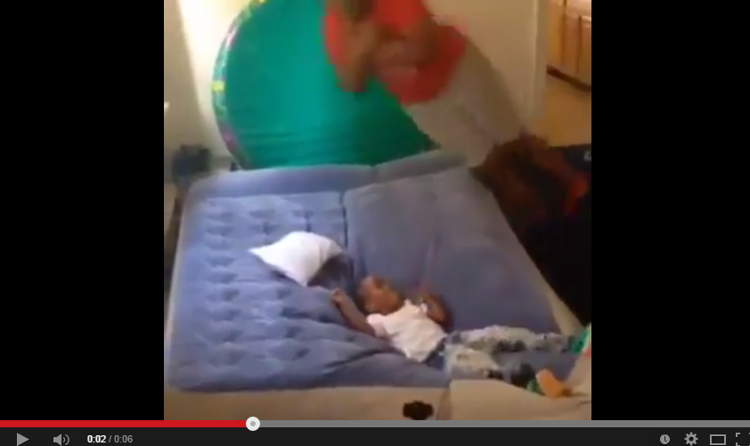 بالفيديو- هذه المرأة كادت تقتل ابنها بسبب مزاحها!!