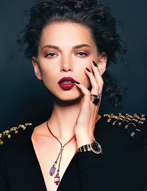 تخيّم أجواء احتفالية على صفحات الجمال هذا الأسبوع. شفاه حمراء، نظرة بألوان نفيسة مع أجمل المجوهرات...