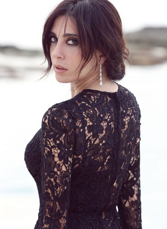 فستان من الدانتيل الأسود من Dolce&Gabbana.