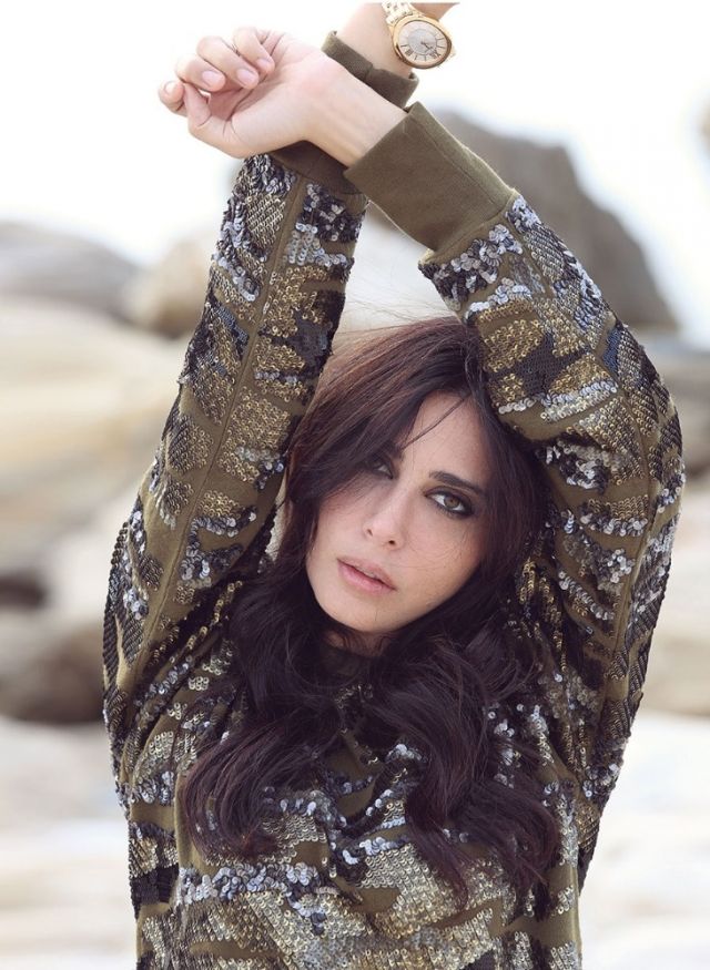 كنزة مزينة بالبرق اللماع من Isabel Marant. ساعة من Chopard.