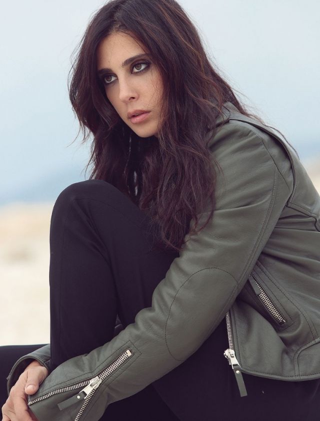 سترة جلدية قصيرة باللون الكاكي من Balenciaga مع سروال أسود من Stella McCartney.