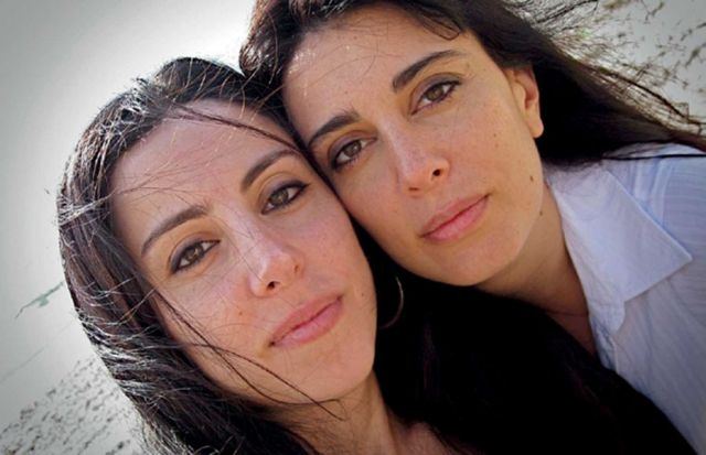 ... ومع شقيقتها كارولين