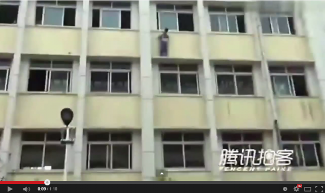 بالفيديو- قرّر القفز من الطابق الثالث خوفاً من أبيه لرسوبه في الإمتحان!