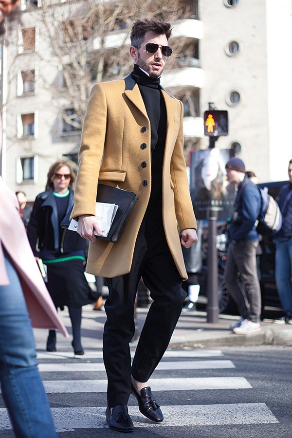 معطف ملوّن، نعم أكيد... ولكن لا تنسَ الجوارب.
