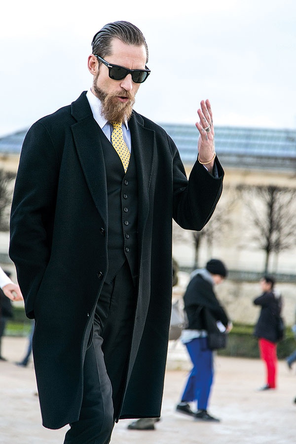 أسود كلاسيكيّ بالأزرار مع «gilet» وربطة عنق ملوّنة. 