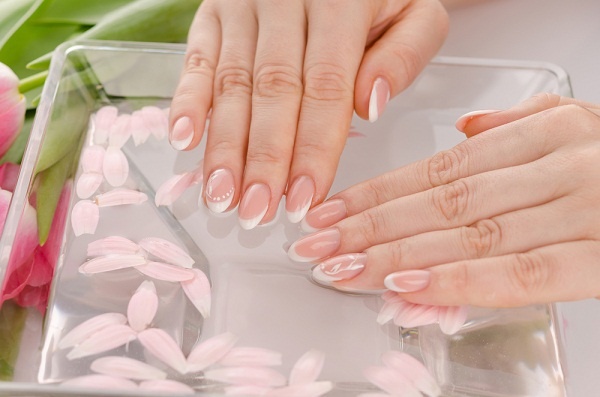 تعانين من اصفرار الأظافر؟ إليك الحل