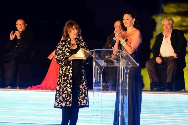 غادة عبد الرازق شاركت في تسليم الجوائز