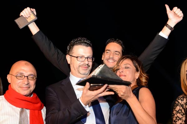 خالد أبو النجا مع أسرة فيلمه