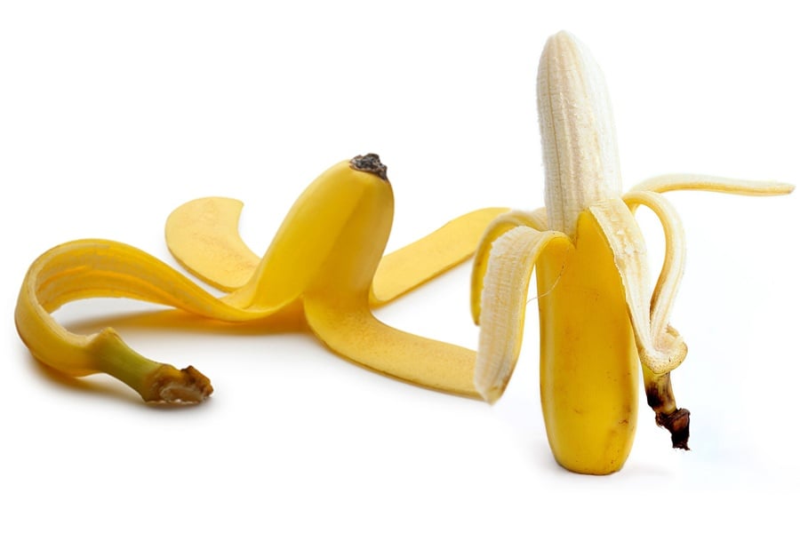 لا ترمي قشر الموز! إليك 10 استخدامات سحرية له، تبييض الأسنان والتخلص من البثور وعلاج اللسعات وغيرها