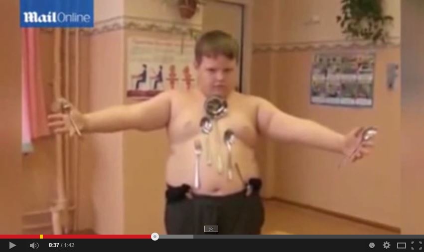 بالفيديو- قوة خارقة تجعل طفلاً عمره 12 عاماً يجذب المعادن!