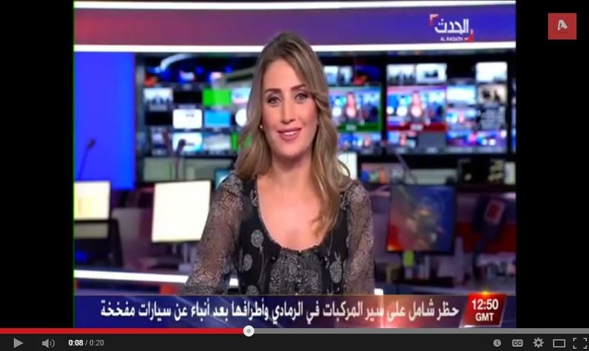 بالفيديو-مذيعة تؤدي حركة غريبة بفمها على الهواء