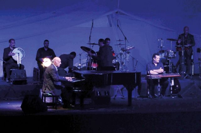 عمر خيرت بمشاركة أفراد فرقته الموسيقية