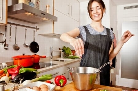 إلى سيدات البيوت- إليك 6 طرق سهلة وسريعة للتخلص من الروائح المزعجة في المطبخ
