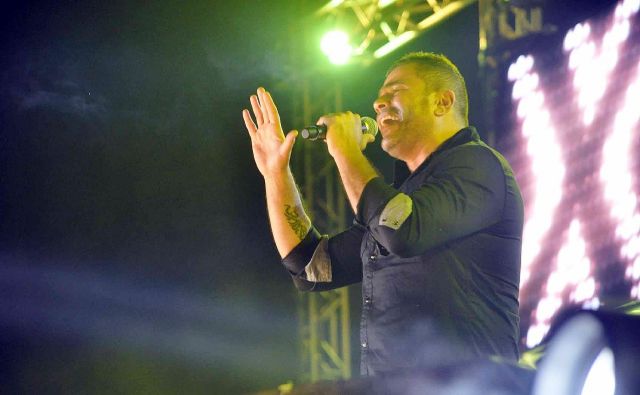 عمرو دياب يطمئن جمهوره على 