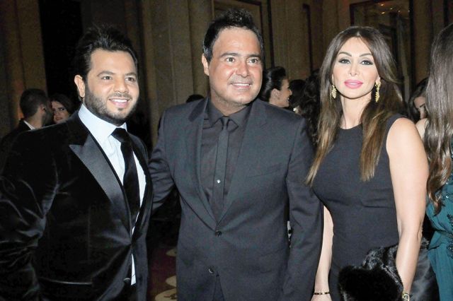 عاصي الحلاني يتوسط زوجته كوليت بولس ونيشان