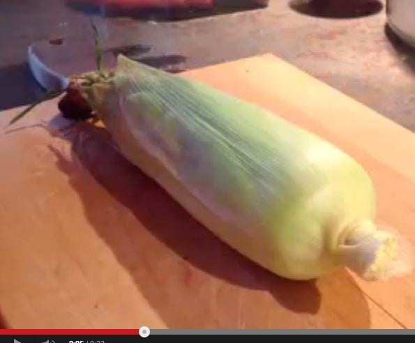 بالفيديو - هذه بالتأكيد أسهل طريقة لتقشير الذرة !