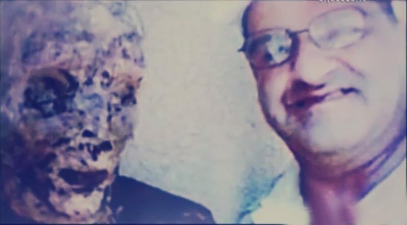 بالفيديو- لبناني «نبش» قبر والدته ليلتقط معها «سيلفي»!