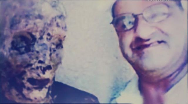 بالفيديو- لبناني «نبش» قبر والدته ليلتقط معها «سيلفي»!