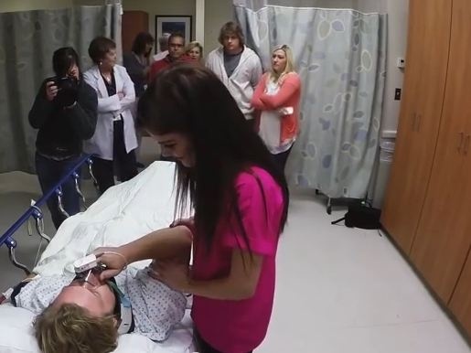 بالفيديو-رغم شهرته ادعى أنه مريض وطلب يدها في المستشفى بطريقة صادمة!