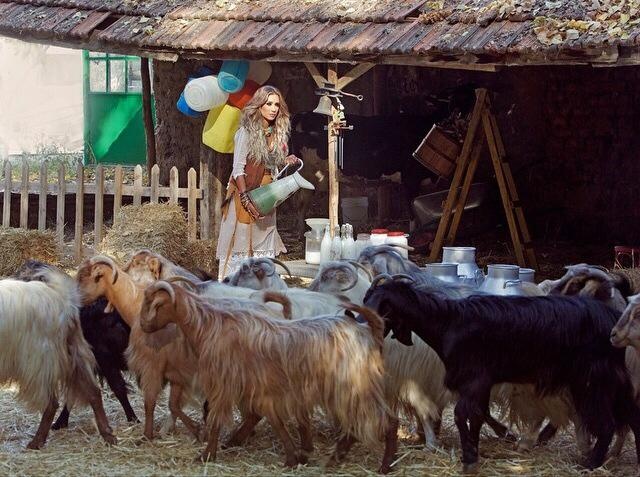 الصور الأولى من فيديو كليب قاطفين لمايا دياب