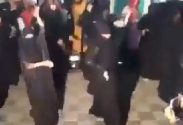 بالفيديو- رقص نساء منقبات على أغنية نانسي عجرم يثير جدلاً كبيراً!