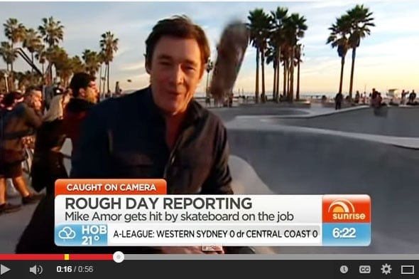 فيديو- لوح تزلّج يُصيب رأس مذيع على الهواء مباشرةً