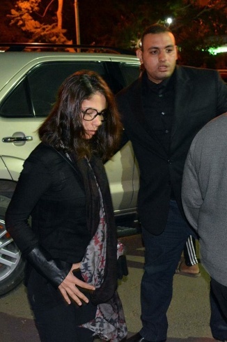 بالصور- الظهور الأول لمنى زكي بعد عودتها من رحلة علاج زوجها في أميركا