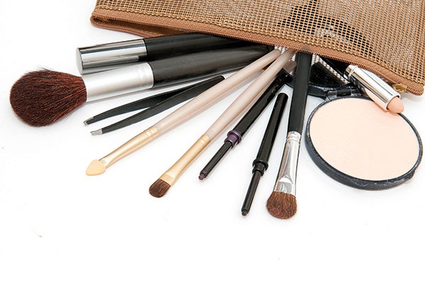 هل جرّبت الماكياج بالأقلام؟