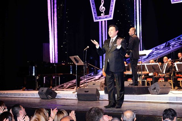 الفنان يحيي جمهوره