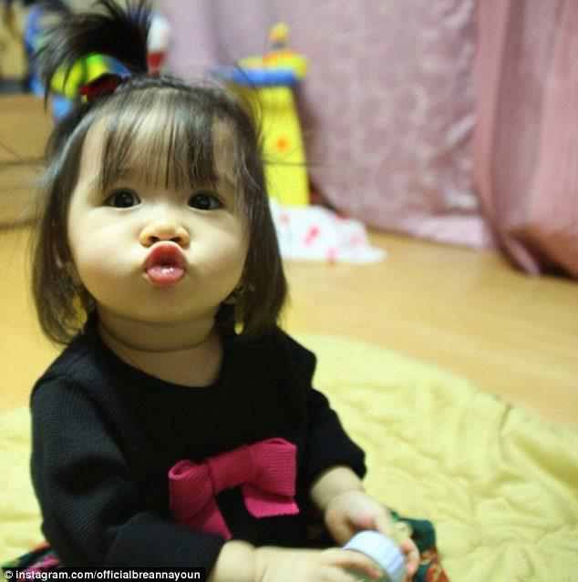 بالصور- أشهر طفلة في الشرق الأوسط، يتابعها مليون شخص وتتلقى عشرات الهدايا يوميًا وتعيش في دبي!