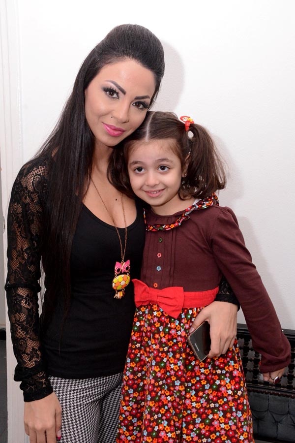 دوللي شاهين تصطحب ابنتها في 