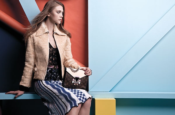 • سترة
• بلوزة مخرمة
• تنورة
• حقيبة
