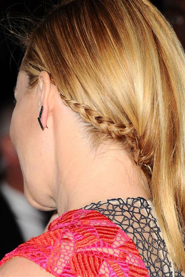 إليزابيث بانكس اختارت الفستان الملوّن من Peter Pilotto مع تفاصيل دقيقة من الدانتيل المقصوص باللايزر، نسّقته مع حذاء أحمر بكعب عالٍ من Nicholas Kirkwood.