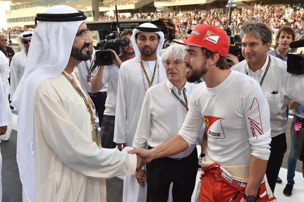 محمد بن راشد يصافح فريناندو ألونزو بطل العالم لسباقات الفورمولا-1